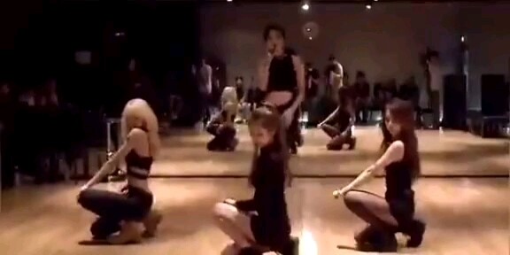 Blink di luar negeri menyunting dan merekonstruksi penampilan Moon saat masa trainee dalam ujian akh