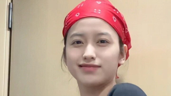 Đây là lần đầu tiên tôi nhảy điệu Banana Dance, tập luyện lén ở nhà; lúc đó từng động tác lẫn nụ cườ