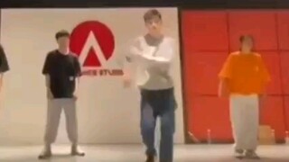 章昊，你咋那么多底裤啊，这都五月份了，还有新的😂😂😂