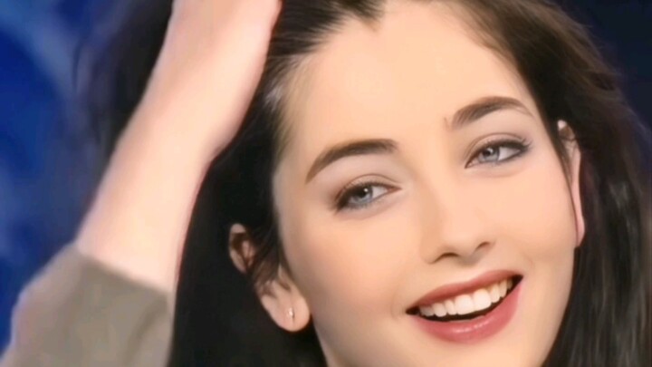 وردة فرنسا كريستيانا ييريم، البالغة من العمر 29 عامًا، جميلة بشكل خيالي جدًا!