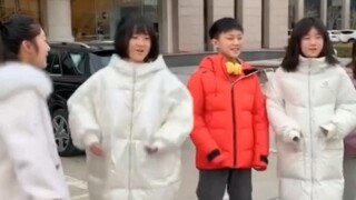 Zimo tidak pernah bisa menari sejak dia masih kecil