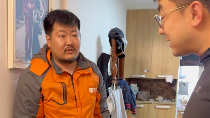 Khi anh giao hàng nhìn thấy dụng cụ của Lão Đinh