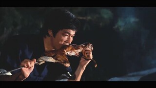 精武门：李小龙的演技好不好我不知道，但他吃的这只烤兔是真的香！