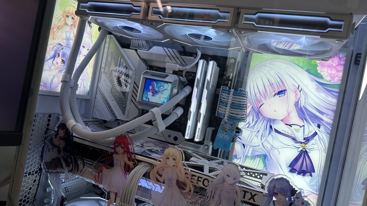 صنعنا لكم حاسوبًا بموضوع "الريشة البيضاء"، ولا نزال نتذكر أيام صيف الثانوية عندما كنا نلعب لعبة "Sum