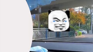 Pengemudi mencatat jalan raya Chongqing yang "menyimpang". Dia berbelok ke kanan lebih dari belasan 