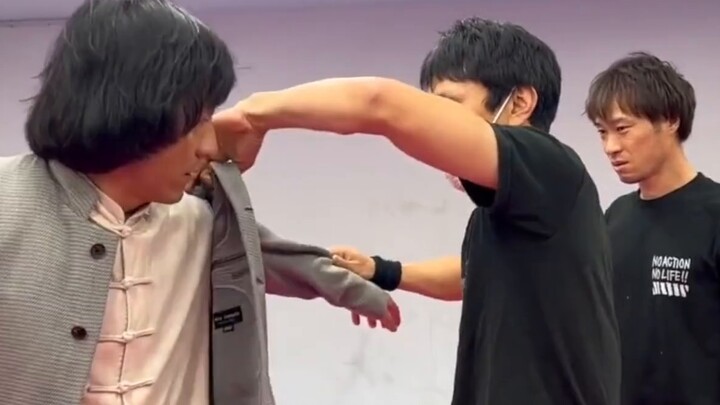 Gerakan terkenal Jackie Chan "Cara memakai jaket" oleh [tur proyek]