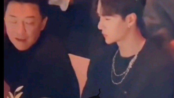 Waduh!! Ini wajah manusia apa sih??!! Kepala aku aja cuma sebesar dua kepala dia!