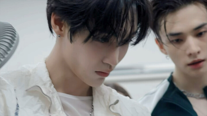 Park Wonbin, Shotaro, dan senior Hwang Hyun-jin – cuplikan behind the scenes; ketiganya benar-benar 