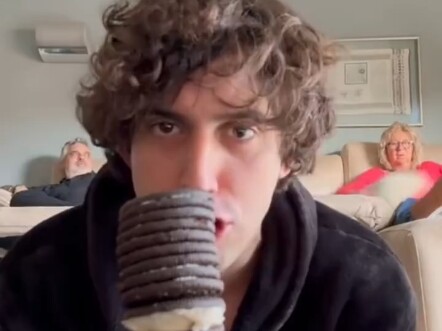 หนุ่มอิตาลีแกล้งแม่ทุกวันจนดังทั่วโซเชียล! แต่รางวัลที่เขาได้รับก็คือตบหน้าทุกครั้งนั่นแหละ แถมบางที