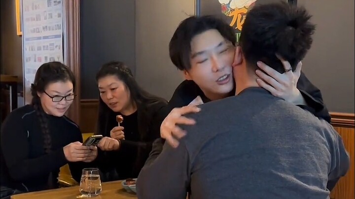 ท้าทายให้ใกล้ชิดกับผู้ชายเกินไปต่อหน้าแม่