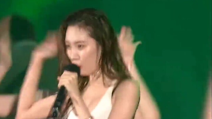 Feel the scene of South Korea's No. 1 leg beauty Sunmi on [WATER BOMB]. I also want to use a water g