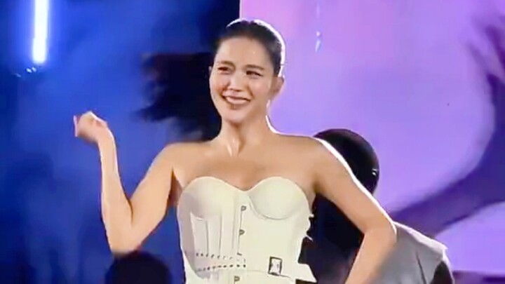 في الحقيقة، وجهها ليس جميلًا إلى درجة تجعل الناس يتجاهلون قدراتها.