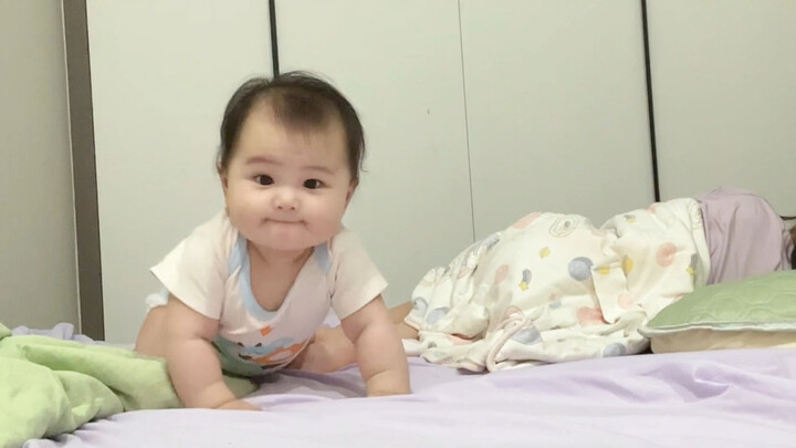 Everyone, please keep an eye on the kids while I go to the bathroom.