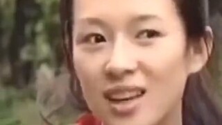 في السابق، قيل أيضًا إن جانغ تسى يي تشبه قونغ لي، فلماذا لا تكون رؤية المخرج يي مو مماثلة؟