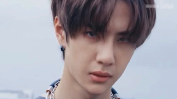 [Bo Jun Yi Xiao] [Ji Wu Fan Gu] Dark-bellied, possessive, and extremely strong CEO ✘ Cold, kind, and