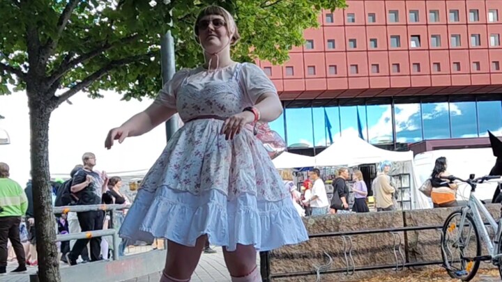 A doll dancing at “Närcon”