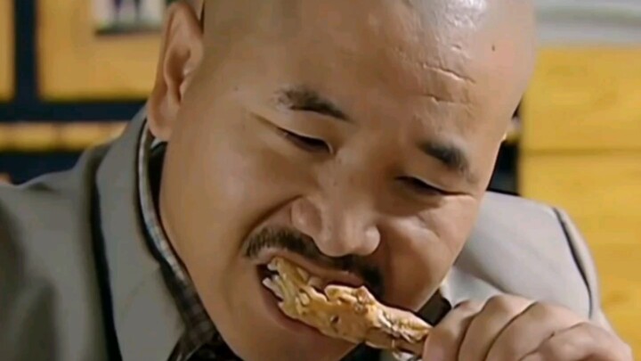 Liu Neng can’t get enough of chicken feet and now he’s eyeing pig trotters too #CountryLove #LiuNeng