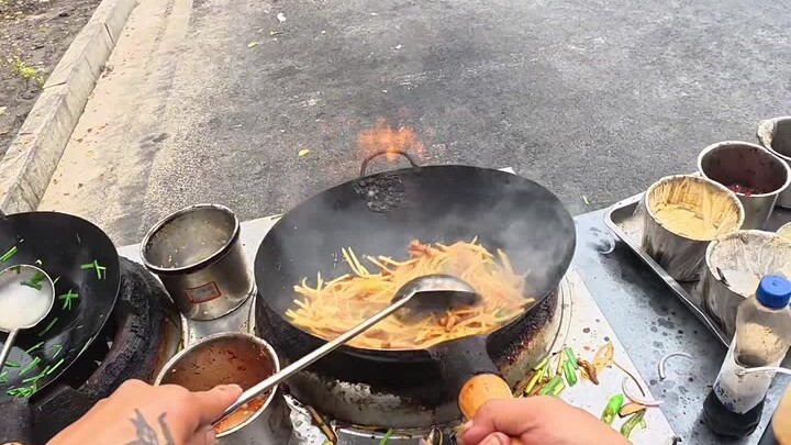 Stir-frying at a construction site stall