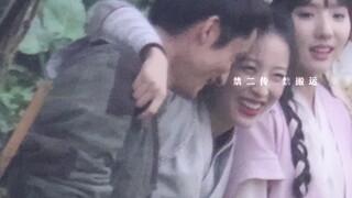 ฉีจ๋ายของฉันอยู่เคียงข้างฉัน ดูสิอาเจียนของเรา เขาหัวเราะหนักมากจนเห็นฟัน [ซ่งเอ๋อจื้อ รอยเตอร์]