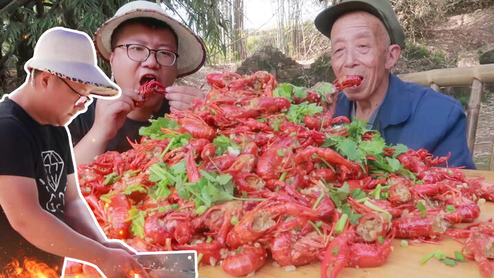 How Does Boiled Crawfish with Garlic Taste? Finger-licking Good!