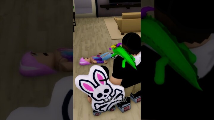 Her BROTHER STOLE THE GIFT that they were supposed to SHARE in Roblox 🎁😲 #roblox #brookhaven