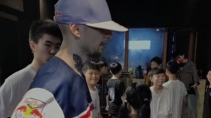 Poppin C, Switzerland's top street dancer, delivers a stunning performance! [Close-up first-person p