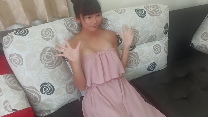 Gadis itu bermain musik di jalanan, menyiram dirinya sendiri dengan keringat dan air mata untuk tumb