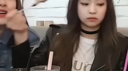 Jennie menggunakan manajemen ekspresinya yang sangat baik dengan cara yang licik
