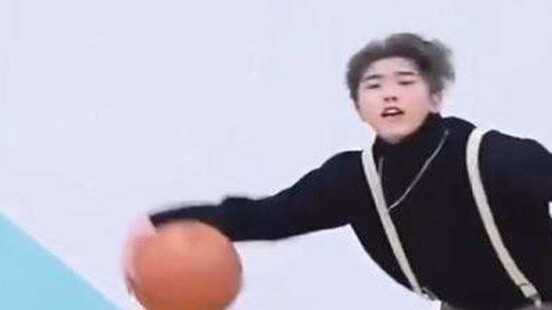 Cai Xukun appeared on "The Voice of China" and faced Han Hong to show off his basketball skills