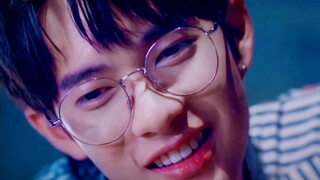 The puppy eats really well, no wonder he stares at it so closely #双男主#pavelpooh#极速戀人
