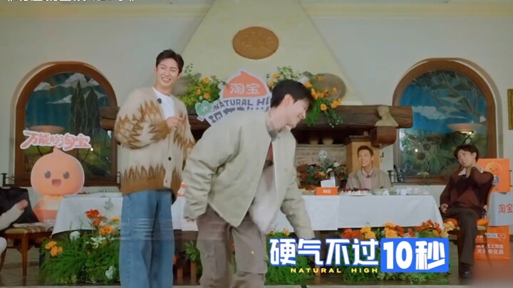 Chỉ thích cái vẻ e thẹn dễ thương khi Phạm Sùng Sùng nhảy, đẹp quá, xem hoài không chán, cứ nhảy nữa