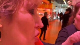 Apa reaksi orang asing saat memakan roti gulung cokelat mentah untuk pertama kalinya?