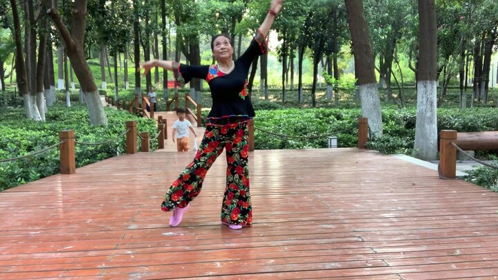 Please enjoy the solo dance "Remember Chairman Mao's Words"