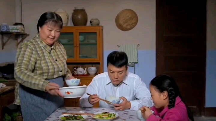 His wife eats like a pig, and her husband can’t stand it #MovieReview