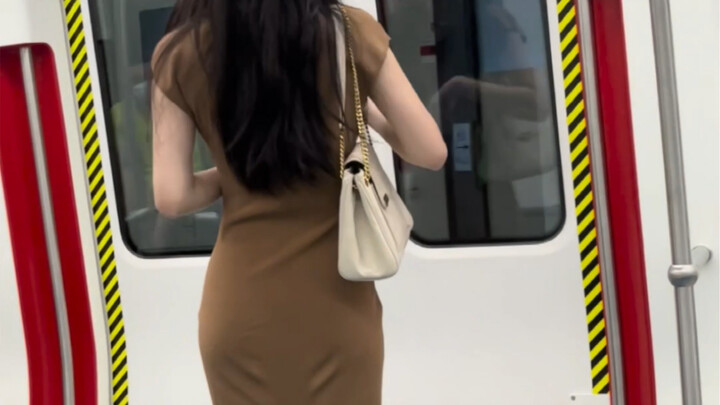 إطلالة العمل لمعجبة تشو تشو! هذا هو "الجاذبية" المتواضعة حقًا