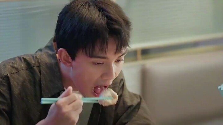 Betapa bahagianya memiliki seorang pacar yang hobi makan.