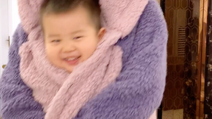 It’s so cold! The little kangaroo refuses to walk and hides inside its mom’s pouch～