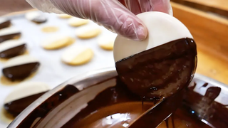 อาหารในนิวยอร์กซิตี้ - คุกกี้ช็อกโกแลตดำและขาว Russ & Daughters NYC
