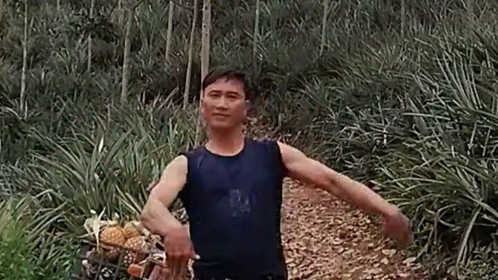 A nationwide craze for learning Dai dance has swept the internet, with a young man from Yunnan perfe