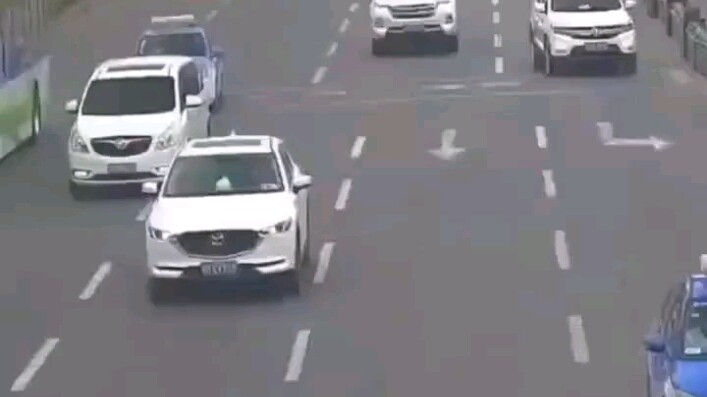 Dua orang berpegangan tangan menyeberang jalan dan keduanya tertabrak