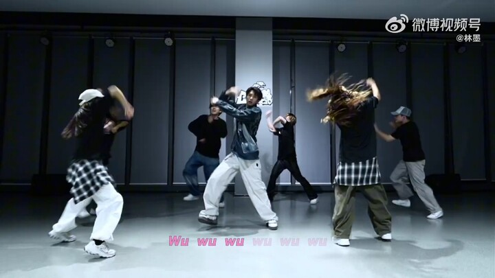 The singing-and-dancing genius has arrived! Have you heard Lin Mo’s new song yet? It’s a total geniu