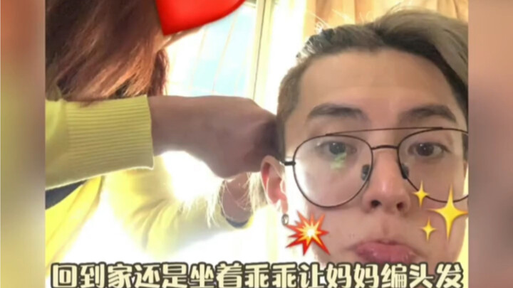 Vương Hạc Đệ, một BKing tung hoành ngoài xã hội, về nhà vẫn chỉ biết ngoan ngoãn ngồi để mẹ tết tóc 