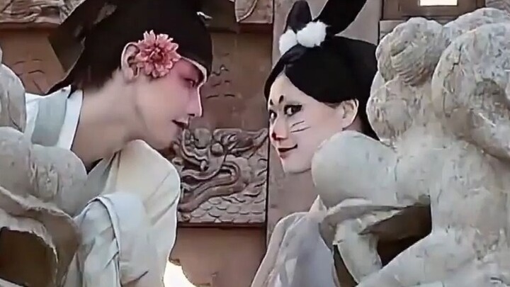 At this moment, the animation came into reality. It turned out that the cat really ran like this, an