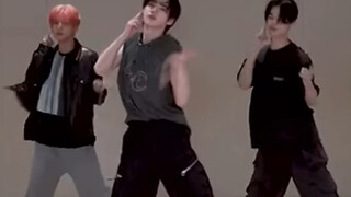 [พัคซองฮุน] เขาเรียนท่าเต้นจากที่ไหนมาเหรอครับ? เขาพัฒนาขึ้นเยอะเลยครับ