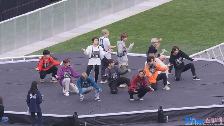 Chỉ khi quay từ trên xuống mới thấy biên đạo của Snapshoot ẩn chứa biết bao ý tưởng tinh tế!!