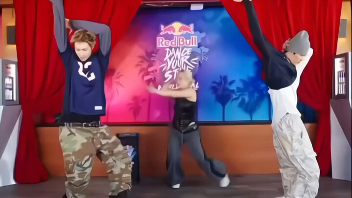 Dua orang yang tidak punya penyakit pria kembali menari