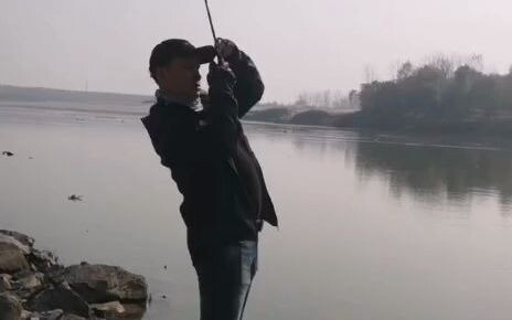 แม่น้ำฮั่นเจียง ช่วงเมืองอู่ฮั่น จับได้ปลาตะเพียนสีเขียวหนัก 65 จินโผล่ขึ้นมา ช่างตกปลานี่เอาไปคุยได