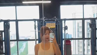 Hehe, ini pertama kalinya aku merekam video kebugaran di gym~