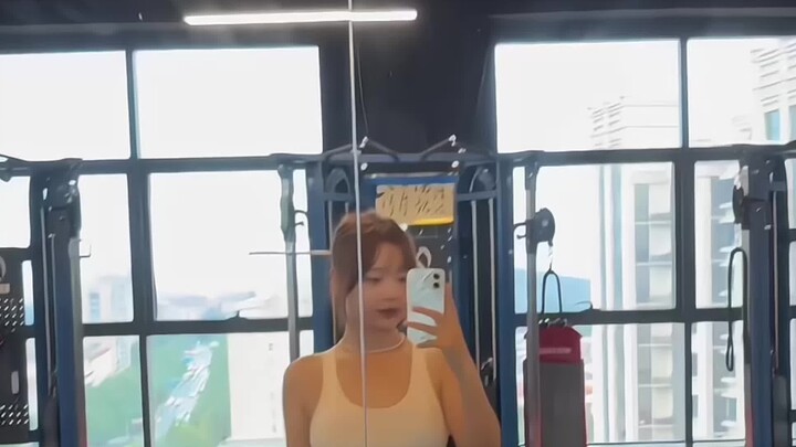 Hehe, this is my first time shooting a fitness video in the gym~