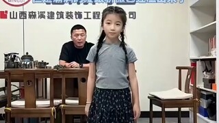 女儿第一次自学藏族舞，爸爸坐在后面 表情亮了